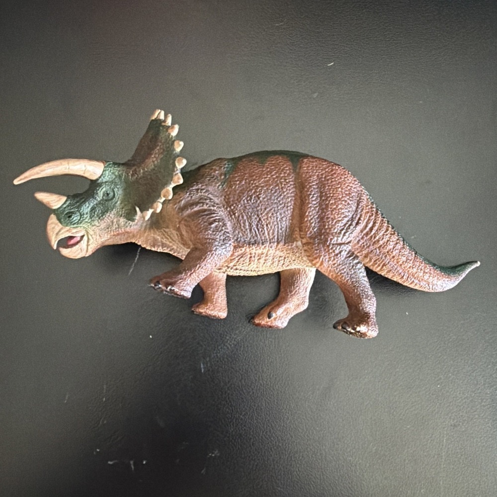 TRICERATOPS TOY dinosaur by Safari Ltd; toy/Wild Safari/2007